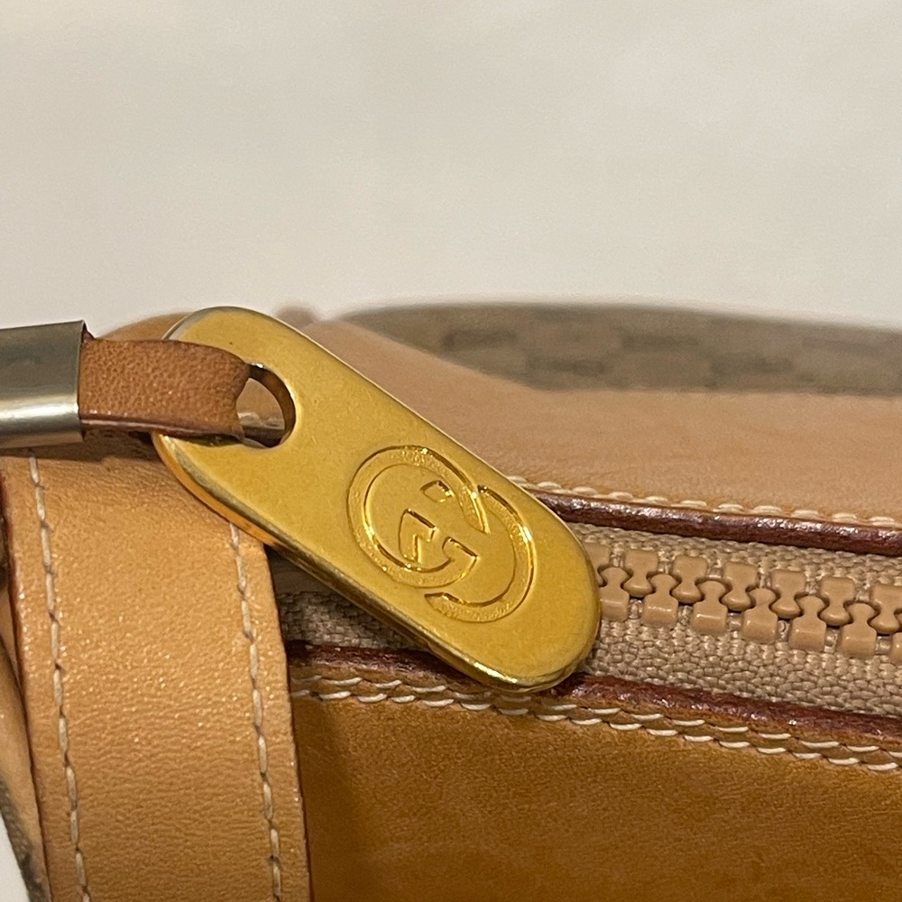 Gucci Vintage 1970’s-1980’s C monogram Call outs are peeling on inside and strap - Picture 4 of 14
